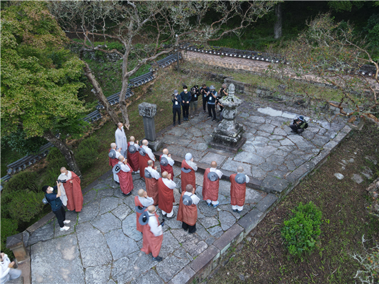 순례대중이 입재식 후, 불일보조국사감로탑을 참배하는 모습(송광사). 송광사는 보조국사 지눌이 주창한 정혜결사 운동의 본산이다. 보조국사 지눌로부터 고봉법장에 이르기까지 16명의 국